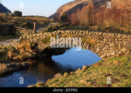 Stone Packhorse Bridge. La pietra packhorse Bridge crossing Watendlath Beck in Watendlath, Cumbria sopra Derwentwater nel Lake District inglese. Foto Stock