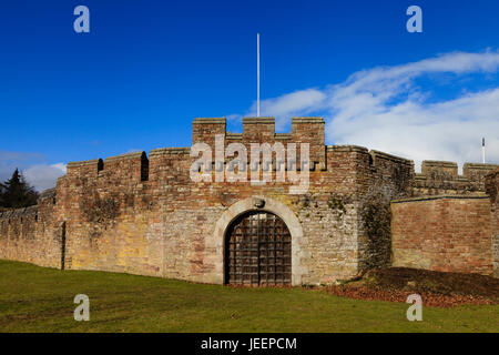 Le mura fortificate. Le mura che circondano Brougham Hall, un edificio Tudor risalente al 1500 e situato vicino a Penrith, Cumbria in Inghilterra del nord. Foto Stock