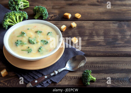 Verdure e formaggio minestra in crema di broccoli e crostini su sfondo di legno con copia spazio - le sane vegetariano organico dieta vegana fre Foto Stock