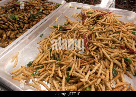 Profonda bruchi fritti worm. Famoso snack in Thailandia. Foto Stock