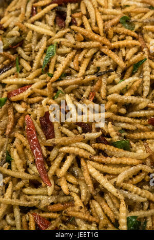 Profonda bruchi fritti worm. Famoso snack in Thailandia. Foto Stock