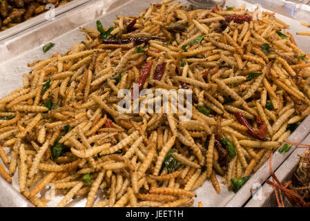 Profonda bruchi fritti worm. Famoso snack in Thailandia. Foto Stock