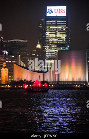 Vista verticale di Tsim Sha Tsui a Hong Kong illuminata di notte, Cina. Foto Stock