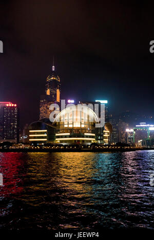 Vista verticale dell'Isola di Hong Kong illuminata di notte, Cina. Foto Stock