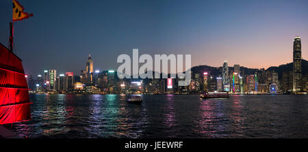 Panoramica orizzontale cityscape di Hong Kong Island accesa fino al tramonto, Cina. Foto Stock