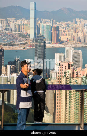 Vista verticale di un uomo prendendo un selfie dal fino al picco di Hong Kong, Cina. Foto Stock