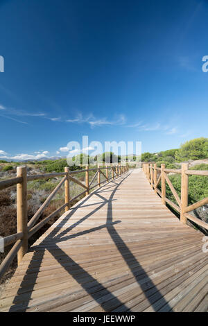 Cabopino nuova passerella costruita nel 2016. Cielo blu chiaro Foto Stock