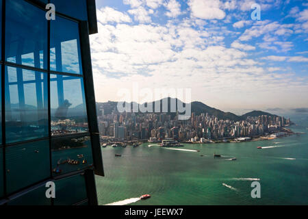 Vista orizzontale di un turista di scattare le foto dal cielo100 piattaforma di osservazione presso l'International Commerce Centre di Hong Kong, Cina. Foto Stock