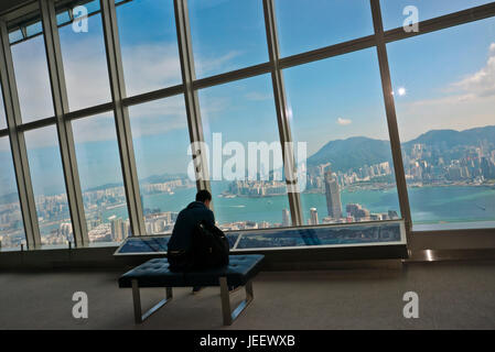 Vista orizzontale dal ponte di osservazione presso l'International Commerce Centre di Hong Kong, Cina. Foto Stock