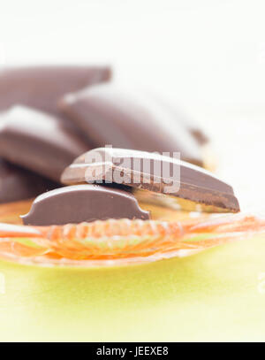 Barra di cioccolato pezzi serviti sulla piastra come dessert o snack dolce. Close up di caramelle. Foto Stock