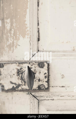 La vecchia porta in stretta verso l'alto. Rustico masaneta d'epoca in legno stagionato entrata. Foto Stock