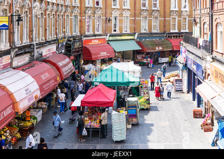 Negozi locali e le bancarelle del mercato elettrico in Avenue di Brixton, Sud Londra. Foto Stock