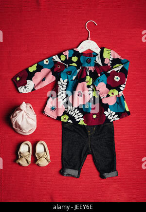 Vista superiore fashion look alla moda della bambina abiti e roba giocattolo, baby fashion concept Foto Stock