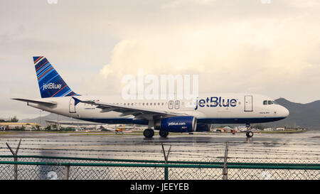Un piano di bilancio dalla compagnia jetBlue si prepara per il decollo dall'aeroporto internazionale Principessa Juliana su St Maarten isola in Indie ad ovest. Foto Stock