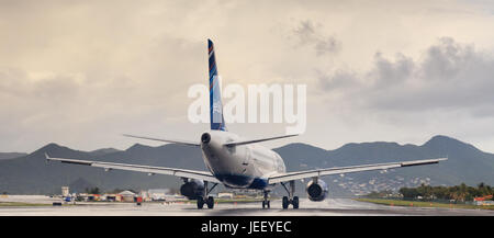 Un piano di bilancio dalla compagnia jetBlue si prepara per il decollo dall'aeroporto internazionale Principessa Juliana su St Maarten isola in Indie ad ovest. Foto Stock