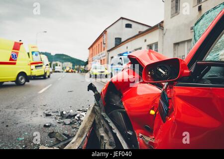 Vista da vicino ad una vettura si è schiantato. Team del servizio medico di pronto soccorso sono la risposta a un incidente di traffico. - Messa a fuoco selettiva Foto Stock