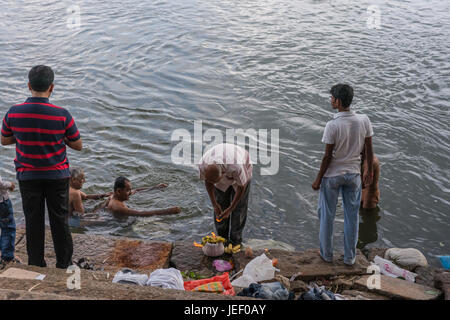 Mysore, India - 26 Ottobre 2013: ultimo saluto rituale per parenti defunti a Sangam Ghat Srirangapatna sull isola nel Fiume Cauvery. Urna di cenere wi Foto Stock