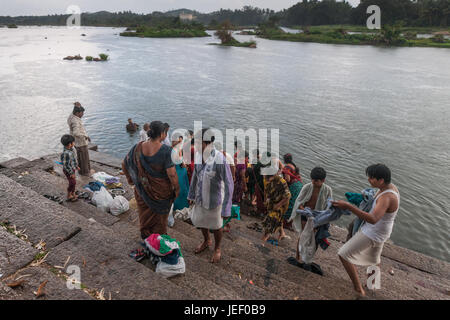 Mysore, India - 26 Ottobre 2013: le persone si radunano per la balneazione e definitivo addio rituali a Sangam Ghat sull isola Srirangapatna alla confluenza di due braccio Foto Stock