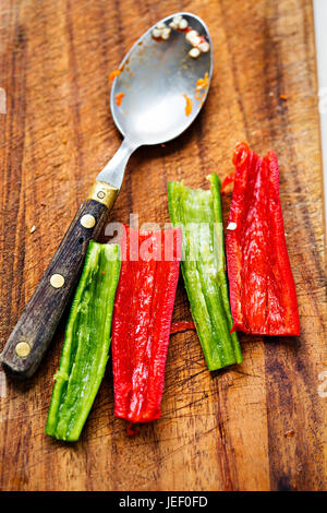 La sgranatura verde e peperoncino rosso prima di trinciatura Foto Stock