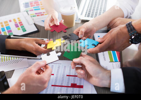 Lavoro di squadra di partner. Concetto di integrazione e di avvio con i pezzi del puzzle Foto Stock