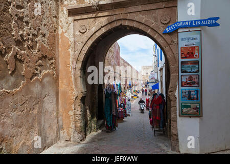 I souks nella vecchia medina di Essaouira Foto Stock