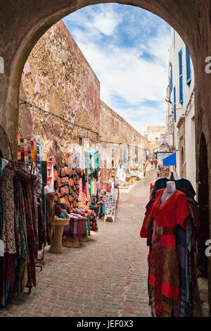 I souks nella vecchia medina di Essaouira Foto Stock