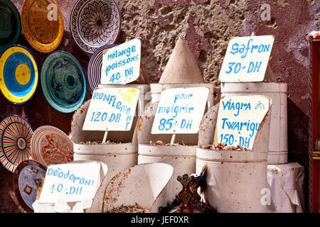 Le erbe aromatiche, le spezie e i medicinali in vendita nei souks della vecchia medina di Essaouira Foto Stock