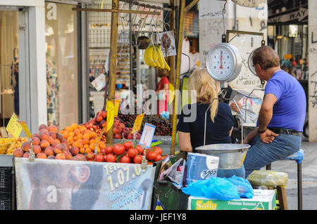 Vita quotidiana a piazza Monastiraki ad Atene (Grecia) Foto Stock