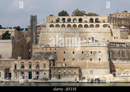 Lascaris Bastion con batteria a salve e superiore di Barracca Gardens, sinistra Barracca sollevare, vista dalla Vittoriosa, Valletta, Malta Foto Stock