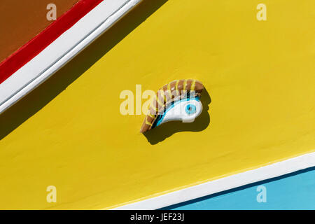 Luzzu, prua con occhio di Osiride, Maltese barca da pesca, verniciato colorato, Marsaxlokk, Malta Foto Stock