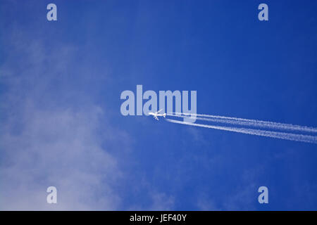 Camicia d'aria con condensazione trail nel cielo, Passagierflugzeug mit Kondensstreifen am Himmel Foto Stock