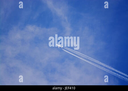 Camicia d'aria con condensazione trail nel cielo, Passagierflugzeug mit Kondensstreifen am Himmel Foto Stock