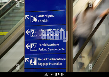 Segni nell'aeroporto, Hinweisschilder im Flughafen Foto Stock