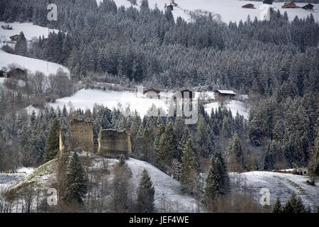 Castello Weyerhof, una rovina con mountain Bram nel Pinzgau, Austria, Weyerhofburg, eine Ruine bei Bramberg im del Pinzgau, Österreich Foto Stock