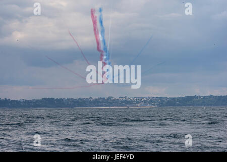 Spettacolo di volo con aeromobili dal francese Air Force, Alfa getti del francese Patrouille de France national display team. Foto Stock