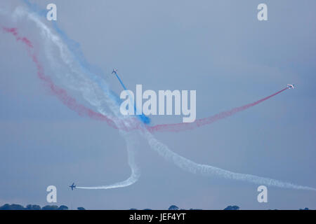 Spettacolo di volo con aeromobili dal francese Air Force, Alfa getti del francese Patrouille de France national display team. Foto Stock