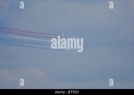 Spettacolo di volo con aeromobili dal francese Air Force, Alfa getti del francese Patrouille de France national display team. Foto Stock