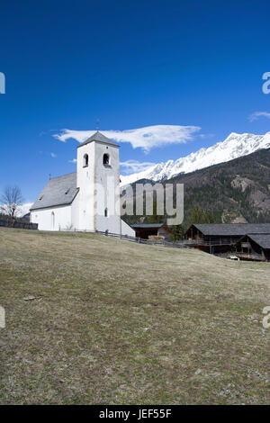 Montagna romanica chiesa di San Nicolò, costruisce nel XIII secolo, si trova su di una collina con Matrei., Romanische Bergkirche San Nicolò, erbaut im 13. Foto Stock