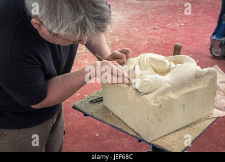 Scalpellino dimostrando le competenze tradizionali a un patrimonio e craft evento, città di Lincoln, Lincolnshire, England Regno Unito Foto Stock