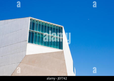 Porto, Portogallo - 17 Aprile 2013: frammento di Casa della Musica (Casa da Musica) a Porto, Portogallo. Foto Stock