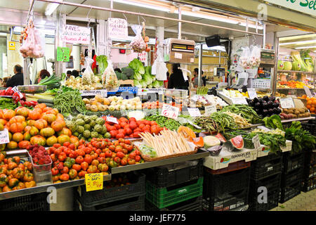 Valencia, Spagna - 13 Aprile 2013: ricca scelta di verdure fresche sul mercato centrale (Mercado Central). Foto Stock