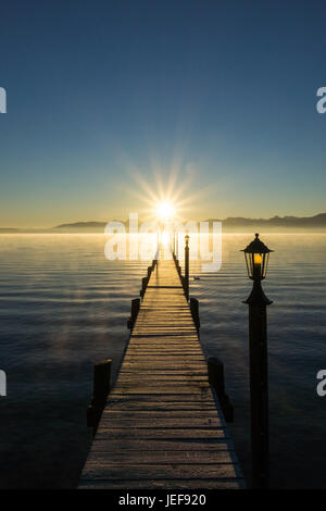 Accettato nel lago Chiem in Baviera, Germania, in gennaio. Il Footbridge nell'acqua, , Aufgenommen am Chiemsee in Bayern, Deutschland, im Januar. Steg am Foto Stock