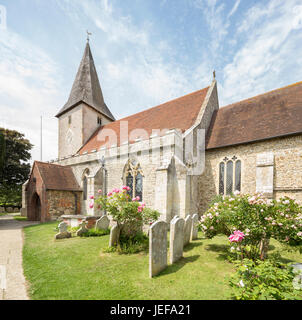 La Chiesa della Santa Trinità nell'attraente villaggio costiero di Bosham, West Sussex, in Inghilterra, Regno Unito Foto Stock