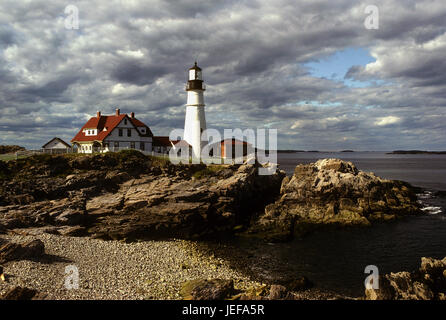 Portland Head Light è un storico Faro di Cape Elizabeth, Maine. La stazione di luce si siede su una testa di terra all'entrata del porto di Portland. Foto Stock