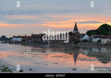 Tramonto su l'attraente villaggio costiero di Bosham, West Sussex, in Inghilterra, Regno Unito Foto Stock