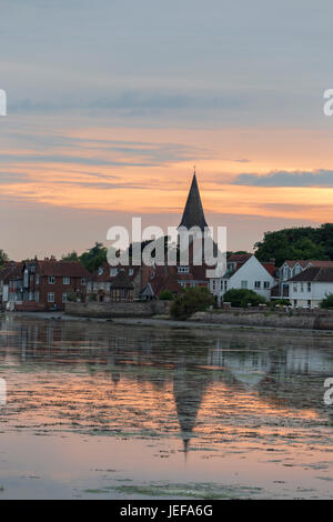 Tramonto su l'attraente villaggio costiero di Bosham, West Sussex, in Inghilterra, Regno Unito Foto Stock