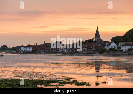 Tramonto su l'attraente villaggio costiero di Bosham, West Sussex, in Inghilterra, Regno Unito Foto Stock