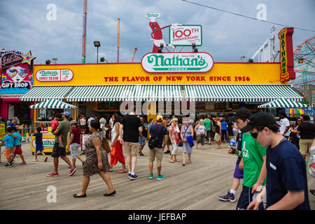 Nathan di Coney Island boardwalk durante il fine settimana estivo, Brooklyn, Stati Uniti d'America Foto Stock