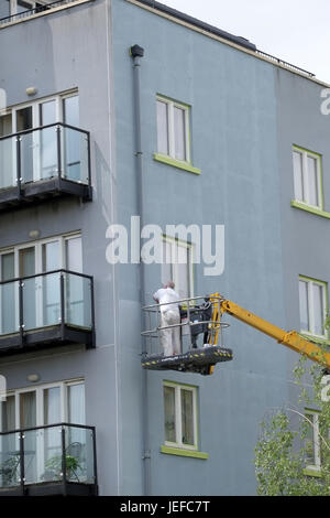 1 Giugno 2017 - vecchio pittore al lavoro sulla pittura il al di fuori della zona residenziale di appartamenti in Portishead Foto Stock