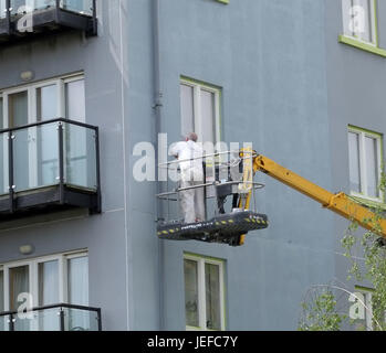 1 Giugno 2017 - vecchio pittore al lavoro sulla pittura il al di fuori della zona residenziale di appartamenti in Portishead Foto Stock